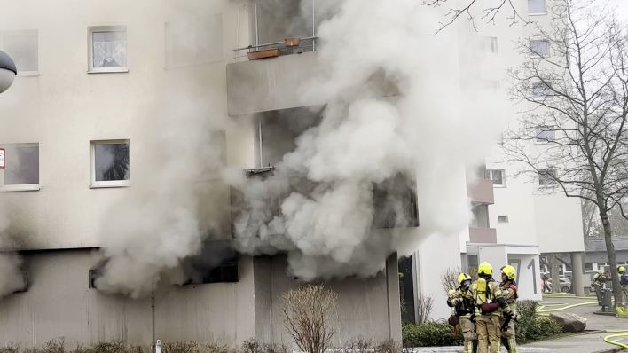 Ein Keller in einem Hochhaus im Märkischen Viertel (Berlin-Reinickendorf) brennt. (Bild: TNN)