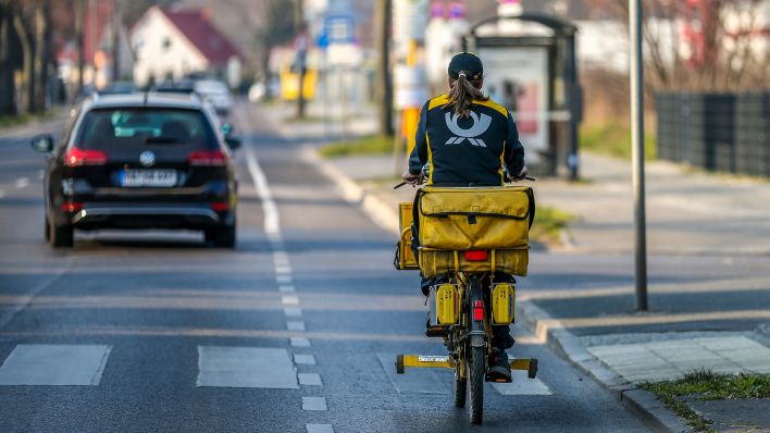 Symbolbild: Postbotin trägt am 28.03.2020 auf Fahrrad in Berlin die Post aus. (Quelle: dpa/Andreas Gora)