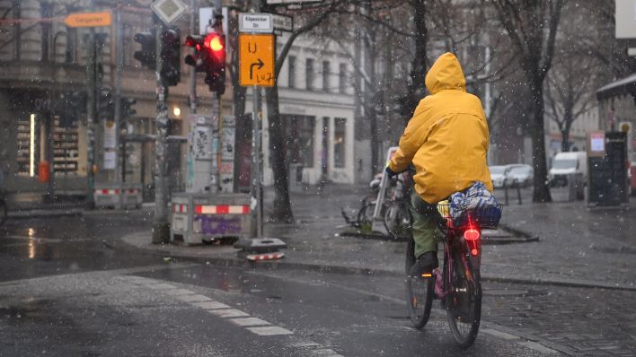 Ein Fahrradfahrer fährt am 03.01.2021 durch den Schneeregen in Kreuzberg. (Quelle: dpa-Zentralbild/Britta Pedersen)