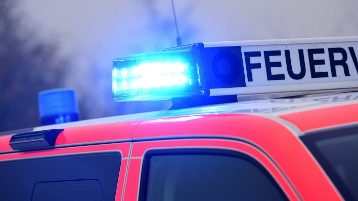 Symbolbild: Ein Fahrzeug der Feuerwehr mit Blaulicht im Einsatz.. (Quelle: dpa/Daniel Bockwoldt)