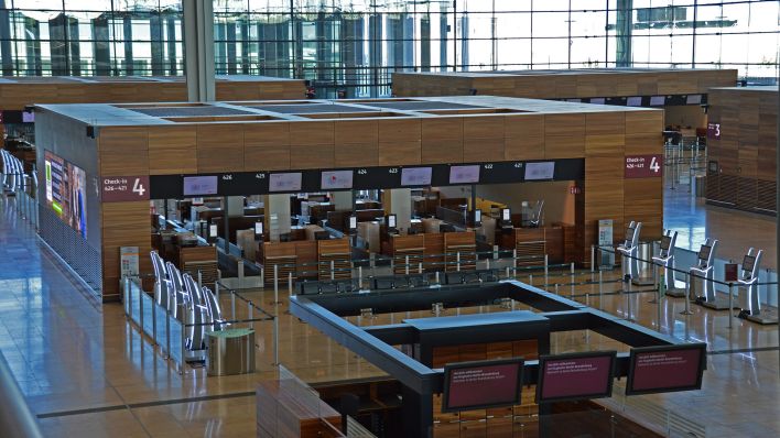 Symbolbild: Blick in die menschenleere Haupthalle des Terminal 1 (Quelle: dpa/Kaufhold)