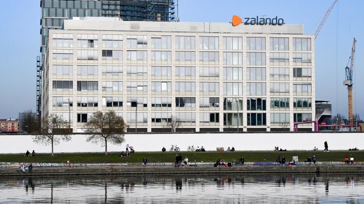 Das Logo vom Onlinehändler Zalando an einem Gebäude am Zalando Campus am Mercedes-Platz, aufgenommen am 03.03.2021. (Quelle: dpa-Zentralbild/Jens Kalaene)