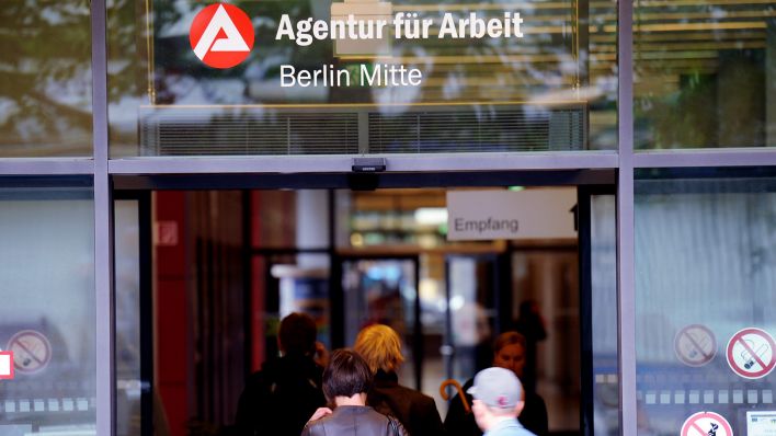 Archivbild: Passanten gehen am Donnerstag (30.06.2011) in Berlin in die Agentur für Arbeit. (Quelle: dpa/Maurizio Gambarini)