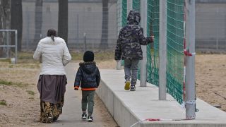 Migranten gehen über das Gelände der Zentralen Erstaufnahmeeinrichtung für Asylbewerber (ZABH) des Landes Brandenburg. (Quelle: dpa-Zentralbild/Patrick Pleul)