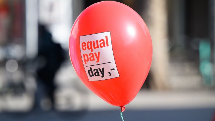 Ein Ballon mit Aufschrift "Equal Pay Day“ fliegt am 07.03.2022 in der Berliner Innenstadt. (Quelle: dpa/Julian Stratenschulte)