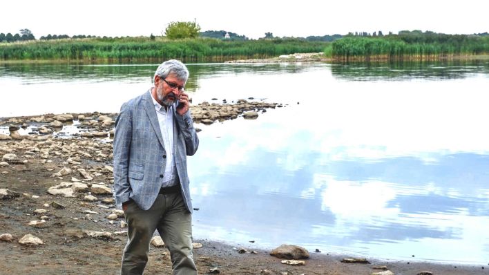 Archiv: Axel Vogel (Bündnis 90/Die Grünen), Umweltminister von Brandenburg, telefoniert am Rande einer Pressekonferenz über die Umweltkatastrophe am deutsch-polnischen Grenzfluss Oder. (Foto: dpa)