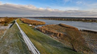 Am 12.12.2022 besuchte Steffi Lemke (Grüne), Bundesumweltministerin, den Nationalpark Unteres Odertal, um sich über den aktuellen Zustand der Oder zu informieren. (Quelle: dpa/Patrick Pleul)