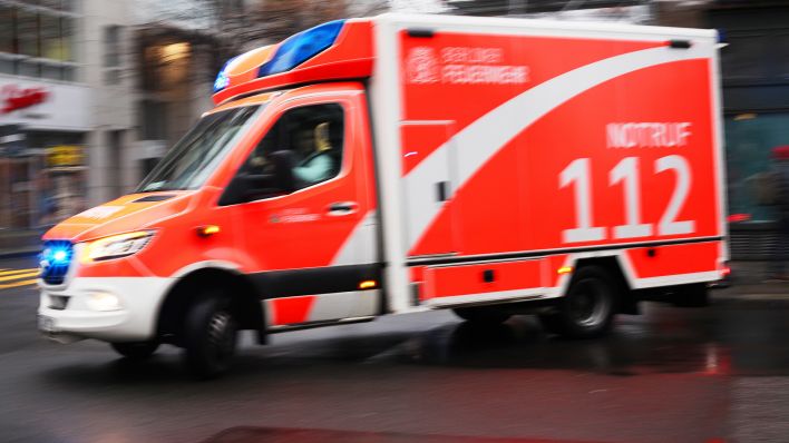 Ein Rettungswagen der Berliner Feuerwehr fährt bei einem Notfalleinsatz mit Blaulicht über eine Strasse (Quelle: dpa/Wolfram Steinberg)