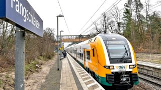 Der Regionalexpress RE1 der Ostdeutschen Eisenbahn GmbH (ODEG) hält am Bahnhof Fangschleuse auf seiner Fahrt in Richtung Magdeburg. (Foto: dpa)