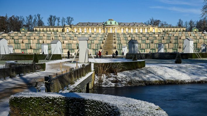 Mit Schneeresten und Reif sind am 07.02.2023 die Wege und Wiesen im Park vor dem Schloss Sanssouci bedeckt. (Quelle: Picture Alliance/Jens Kalaene)
