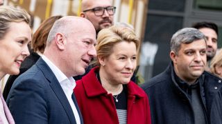 Franziska Giffey (SPD,3.v.r.), Regierende Bürgermeisterin von Berlin, und Kai Wegner (4.v.r.), Spitzenkandidat der CDU, stehen am 20.02.2023 vor den Sondierungsgesprächen auf dem EUREF-Campus zwischen Mitgliedern beider Parteien,