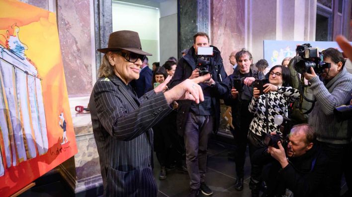 Der Hamburger Ehrenbürger Udo Lindenberg steht bei der Eröffnung der Ausstellung von Werken des Musikers und Künstlers im Bundesrat. (Foto: dpa)