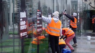 Klimaaktivisten der "Letzten Generation" beschmieren und plakatieren am 04.03.2023 gläserne Grundgesetz-Skulptur am Bundestag. (Quelle: dpa/Sven Kaeuler)