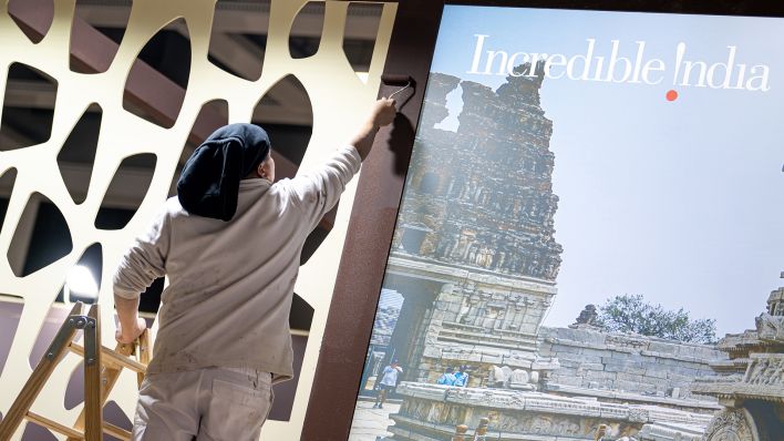 Eine Person arbeitet am 06.03.2023 am Stand für Indien vor der Eröffnung der Internationalen Tourismus-Börse (ITB). (Quelle: dpa/Fabian Sommer)