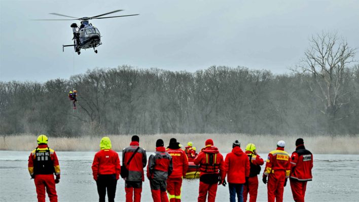 Die Bundespolizei nimmt mit einem Hubschrauber vom Typ Airbus Helicopters EC155 an einer Wasserrettungsübung am deutsch-polnischen Grenzfluss Oder teil. (Foto: dpa)