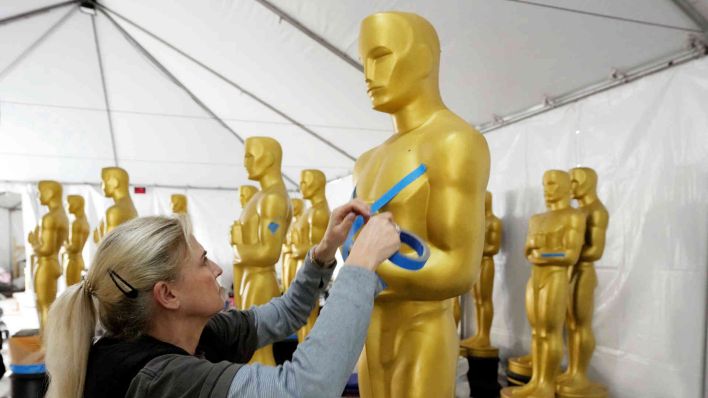 Antje Menikheim, die leitende Bühnenmalerin für die 95. Academy Awards, bereitet eine Oscar-Statue für die Veranstaltung vor. (Foto: AP)