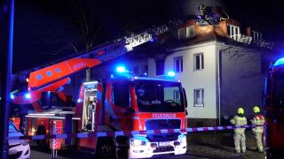 Einsatzkräfte der Feuerwehr löschen den Brand in einem Haus in Berlin-Nikolassee (Quelle: dpa/Sven Käuler)
