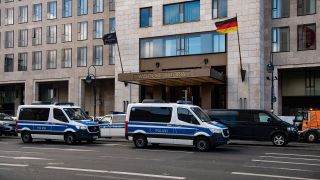 Einsatzfahrzeuge der Polizei stehen am 15.03.2023 in dem für Verkehr gesperrten Bereich am Hotel Waldorf Astoria. (Quelle: dpa/Paul Zinken)