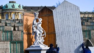 Zimmerleute und Tischler hausen im Park Sanssouci die Skulpturen an der Großen Fontaine vor Schloss Sanssouci aus (Quelle: dpa/Jens Kalaene).