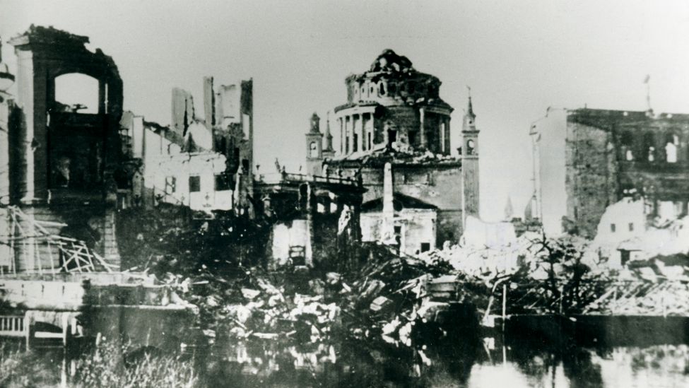 Archivbild: Die Ruine der Nikolaikirche in Potsdam um 1945. (Quelle: Picture Alliance/akg-images)