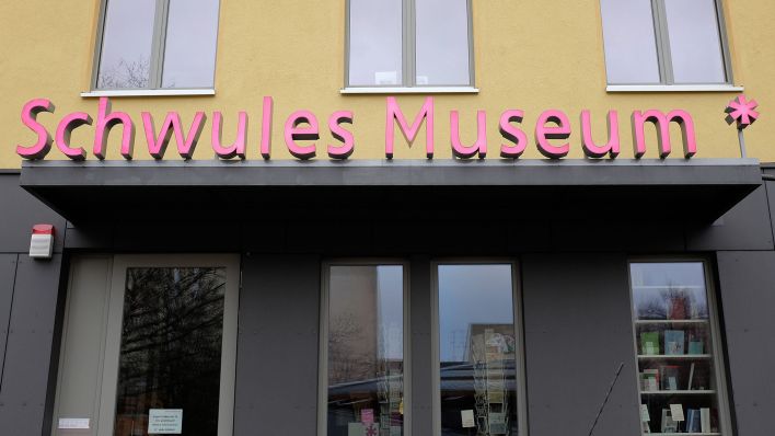 Archivbild: "Schwules Museum" steht am 13.12.2015 über dem Haupteingang des Schwulen Museums. (Quelle: Picture Alliance/Moritz Vennemann)