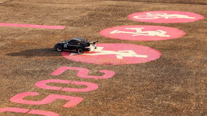 Symbolbild:Ein Modellauto fährt auf demTempelhofer Feld.(Quelle:dpa/W.Steinberg)