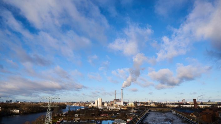 Symbolbild:Rauch aus dem Heizkraftwerk Lichtenberg mischt sich mit den Wolken über dem blauen Himmel.(Quelle:dpa/A.Riedl)