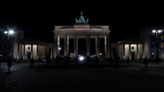 Das Brandenburger Tor liegt während der Earth Hour im Dunkeln (Quelle: DPA/Paul Zinken)
