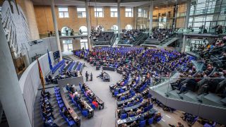 Die Parlamentarier debattieren am 17.03.2023 im Bundestag.(Quelle:dpa/M.Kappeler)