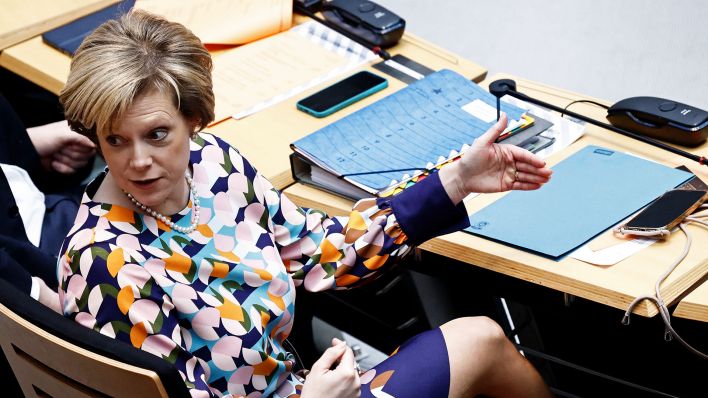 Cornelia Seibeld (CDU), Kandidatin für die Parlamentspräsidentin im Berliner Abgeordnetenhaus, sitzt vor der Abstimmung bei der konstituierenden Sitzung des Abgeordnetenhauses von Berlin an ihrem Platz.(Quelle:dpa/C.Koall)