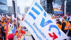 "EVG Eisenbahn- und Verkehrsgewerkschaft" steht am 14.03.2023 auf einer Fahne, die bei einer Demonstration vor dem Berliner Hauptbahnhof zu sehen ist.(Quelle:dpa/A.Riedl)
