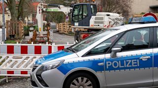 Ein Polizeiauto steht am 20.03.23 vor dem Fundort einer Weltkriegsbombe die entschärft werden soll in Berlin-Zehlendorf.(Quelle:dpa/C.Gateau)