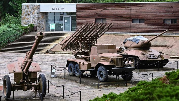 Sowjetische Kriegstechnik aus dem Zweiten Weltkrieg steht auf dem Gelände der Gedenkstätte "Seelower Höhen" am 19.08.2022.(Quelle:dpa/P.Pleul)