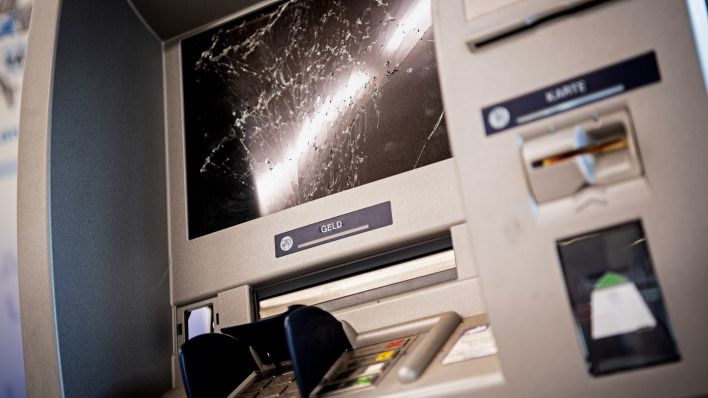 Symbolbild:Ein gesprengter Geldautomat.(Quelle:dpa/M.Balk)
