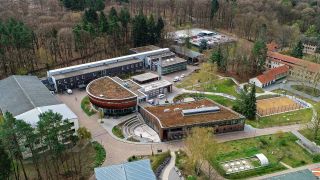 Der Waldcampus der Hochschule für nachhaltige Entwicklung Eberswalde (HNEE), Luftaufnahme mit einer Drohne am 11.04.2019.(QUelle:dpa/P.Pleul)