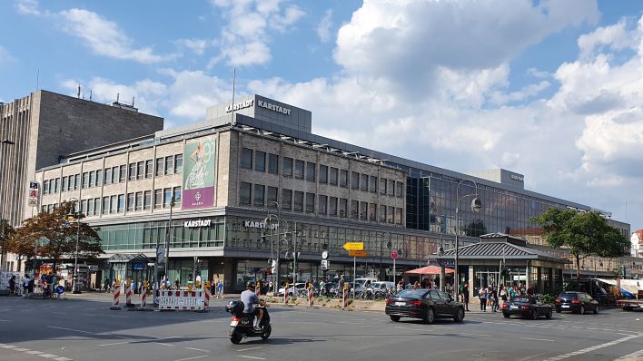 Die Karstadt Fassade am Herrmannplatz in Berlin-Neukölln im Februar 2023. (Quelle: rbb/Oda Tischewski)