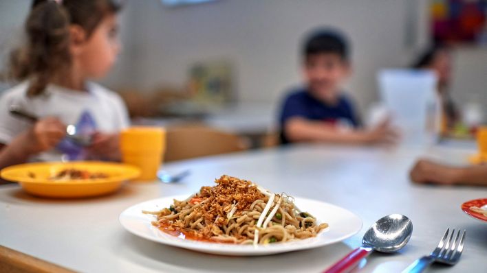 Symbolbild:Kinder beim Mittagessen in einem Kinder-und Jugendwerk.(Quelle:dpa/C.Ditsch)
