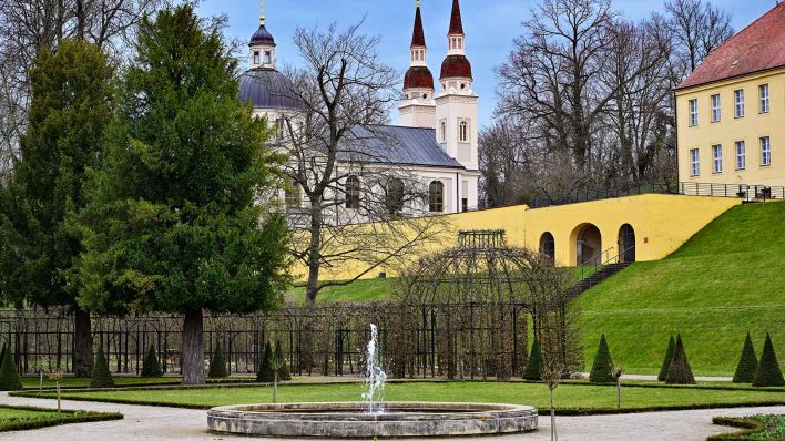 Symbolbild:Blick aus dem Klostergarten der Stiftung Stift Neuzelle auf die evangelische Kirche vom Kloster Neuzelle.(Quelle:dpa/P.Pleul)