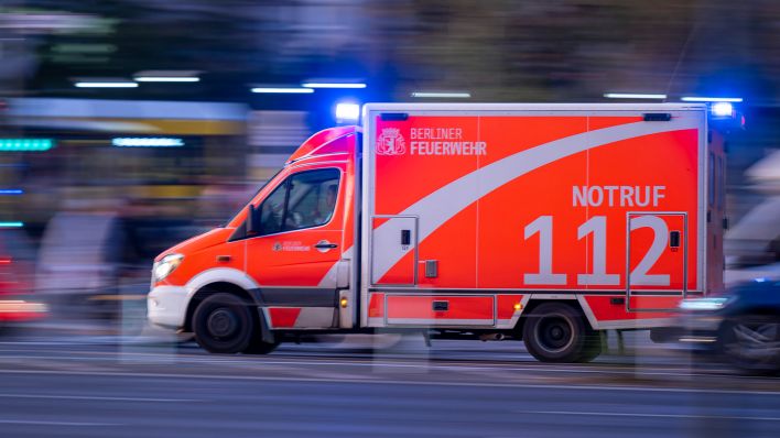 Symbolbild:Ein Rettungswagen der Berliner Feuerwehr fährt mit Blaulicht zum Einsatz.(Quelle:dpa/M.Skolimowska)