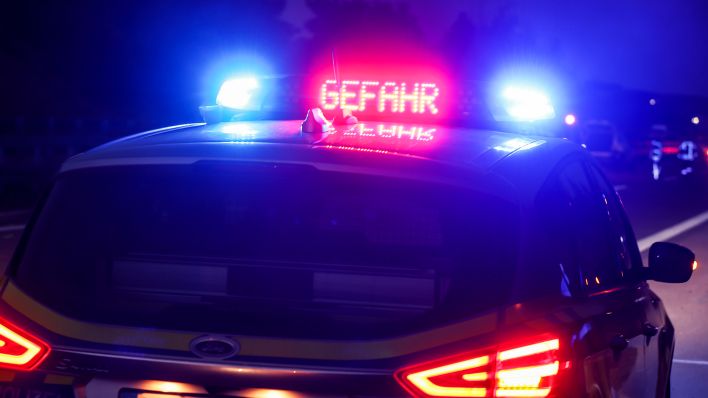 Symbolbild:it Blaulicht und der Anzeige „Gefahr“ steht ein Polizeifahrzeug nach einem schweren Verkehrsunfall auf der Autobahn.(Quelle:dpa/J.Woitas)