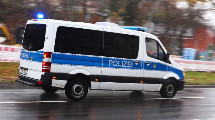 Ein Mannschaftswagen der Polizei faehrt bei einem Einsatz mit Blaulicht (Bild: dpa/Wolfram Steinberg)