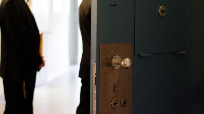 Symbolbild:Eine Zellentür zu Hafträumen in der Justizvollzugsanstalt.(Quelle:dpa/R.Görgen)