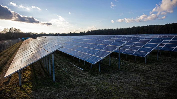 Symbolbild:Ein Solarpark mit Photovoltaik Anlagen am 11. März 2023 in der Nähe in Brandenburg.(Quelle:dpa/R.Keuenhof)