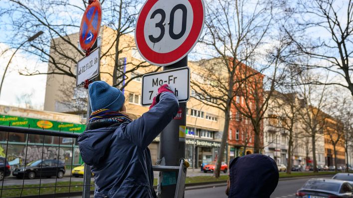 Aktivisten von Extinction Rebellion demontieren Verkehrsschilder, die Tempo 30 aufheben bzw. einschränken in Berlin am 18.03.23.(Quelle:dpa/S.Müller)
