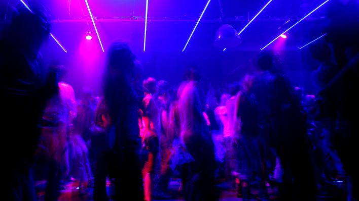 ARchivbild:Besucher tanzen in der Nacht zum 25.05.2007 im Szene-Club Tresor.(Quelle:dpa/J.Eisele)