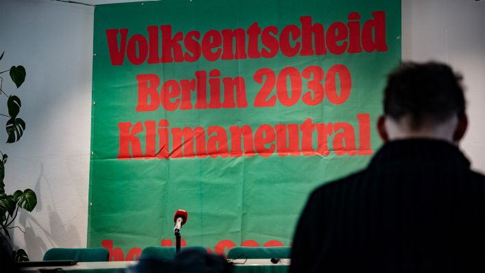 "Volksentscheid Berlin 2030 Klimaneutral" steht auf einem Transparent bei einem Pressegespräch der Initiative "Volksentscheid Berlin 2030 Klimaneutral" (Bild: dpa/Paul Zinken)