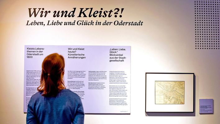 Eine Besucherin steht vor einer Informationstafel der Ausstellung "Wir und Kleist?!":(Quelle:dpa/Kleist-Museum/R.Boichuk)