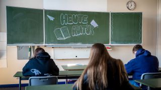 Symbolbild: "Heute Abitur" steht auf einer Tafel im Klassenzimmer eines Gymnasiums. (Quelle: dpa/S. Schuldt)