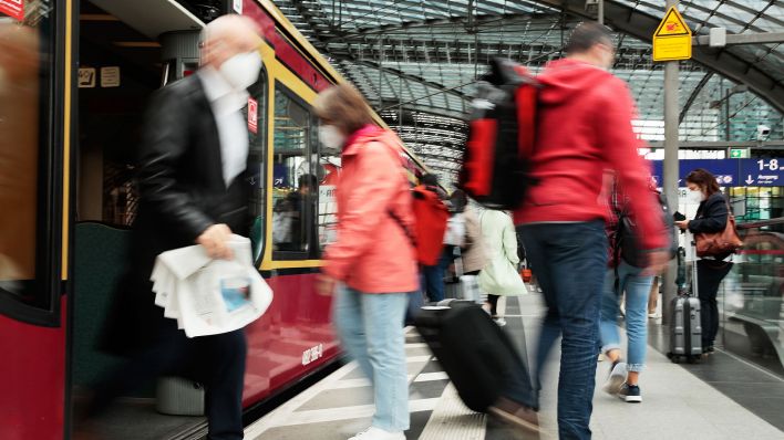 Fahrgäste verlassen eine S-Bahn auf einem Bahnsteig im Berliner Hauptbahnhof. (Quelle: dpa/Carsten Koall)