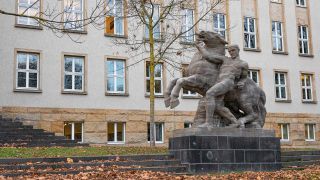 Rossebändiger-Skulptur von Joseph Wackerle vor dem Gebäude des Bundessozialgerichts in Kassel. (Quelle: dpa)